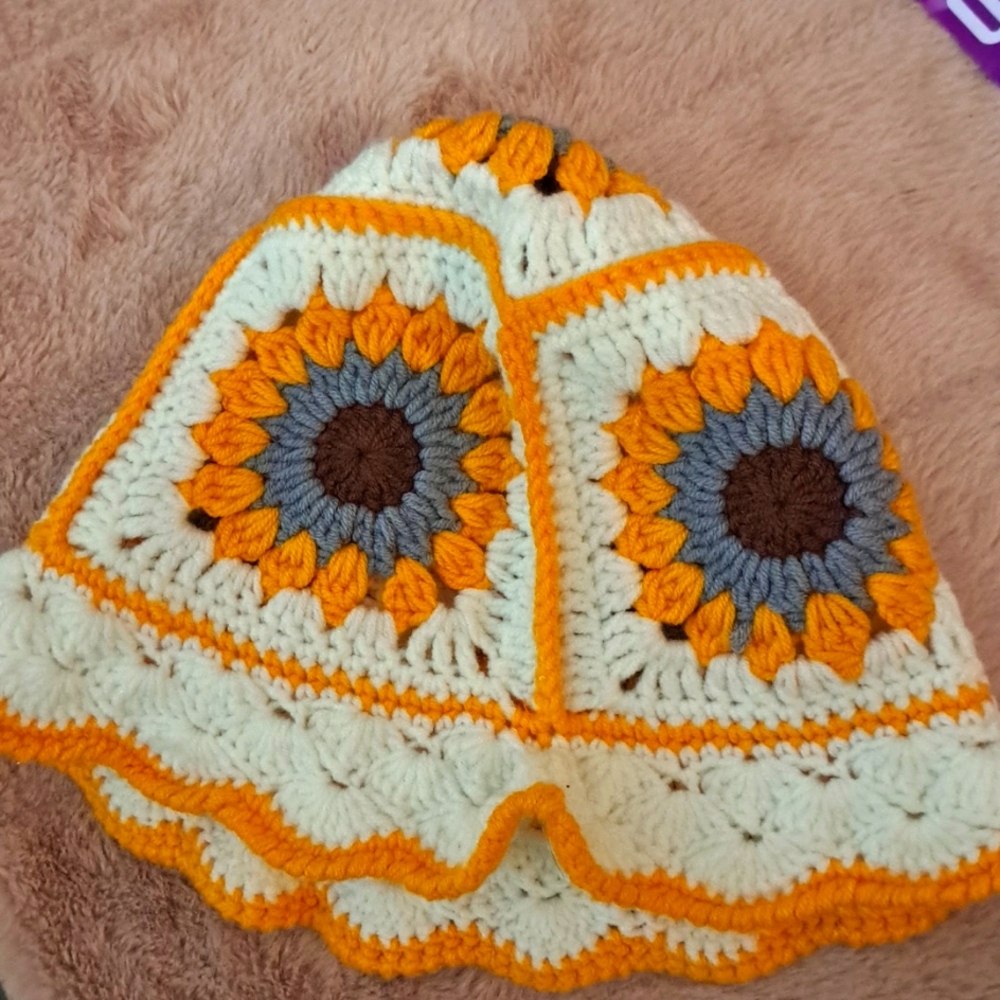 NEW Hand Crochet Yellow/Gray Daisy Bowl Hat 🌼